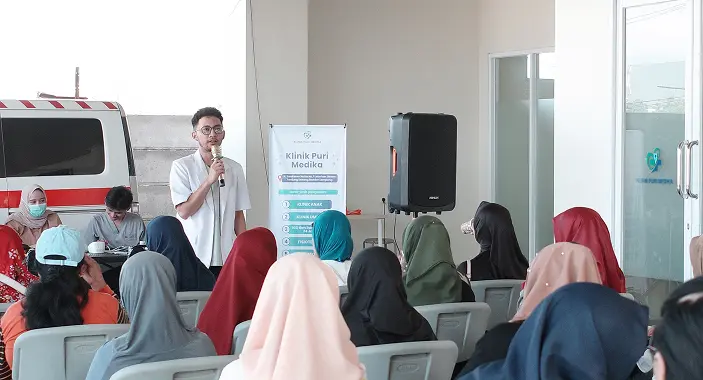 Dokter Klinik Puri Medika memberikan edukasi kesehatan kepada pasien